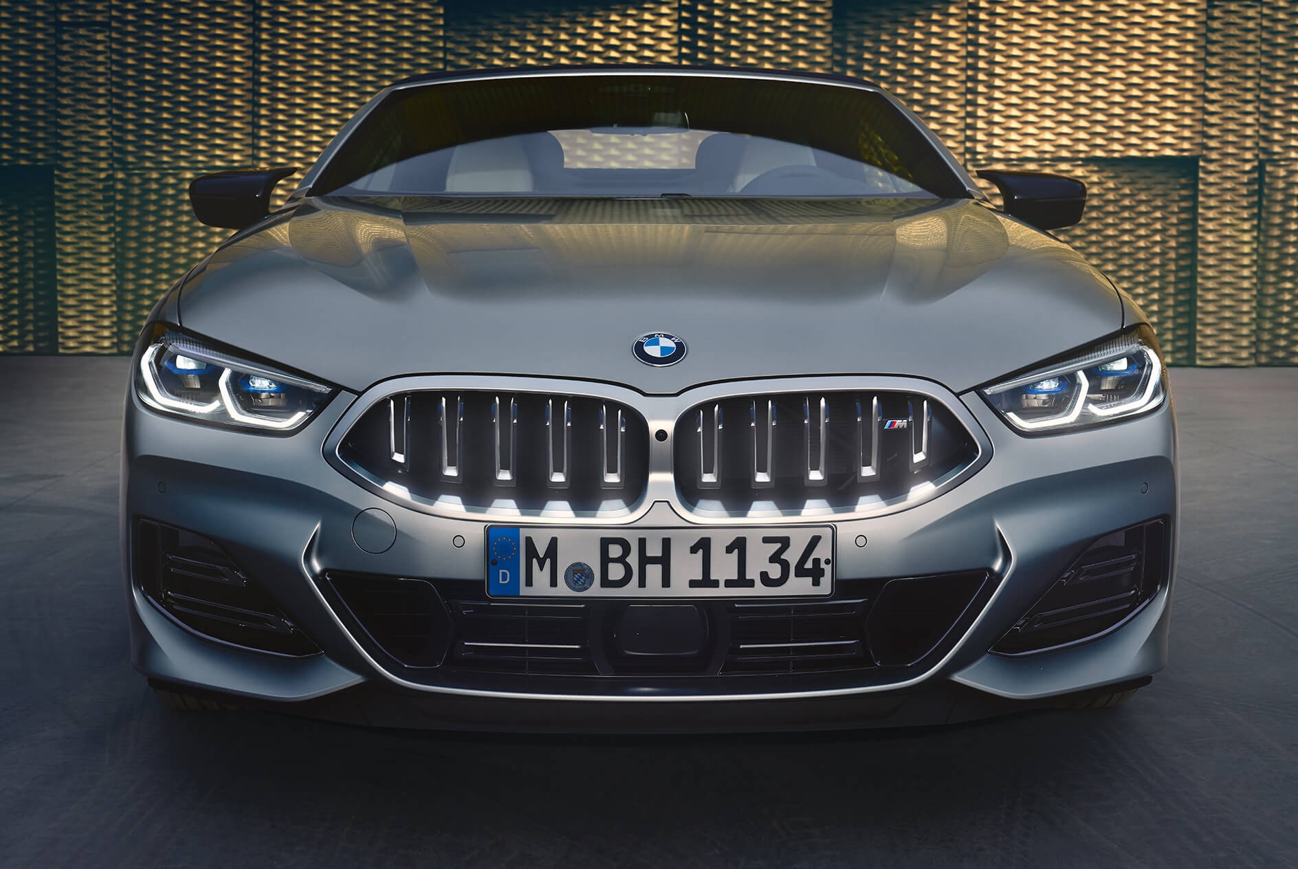 Grille de calandre réniforme éclairée BMW.